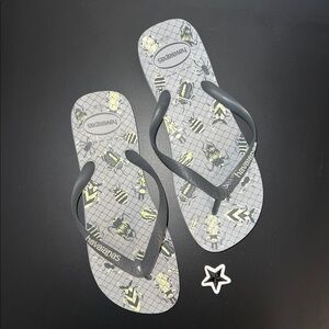 New Brazilian Havaianas flip-flops with vintage bug pattern. Size 10/11